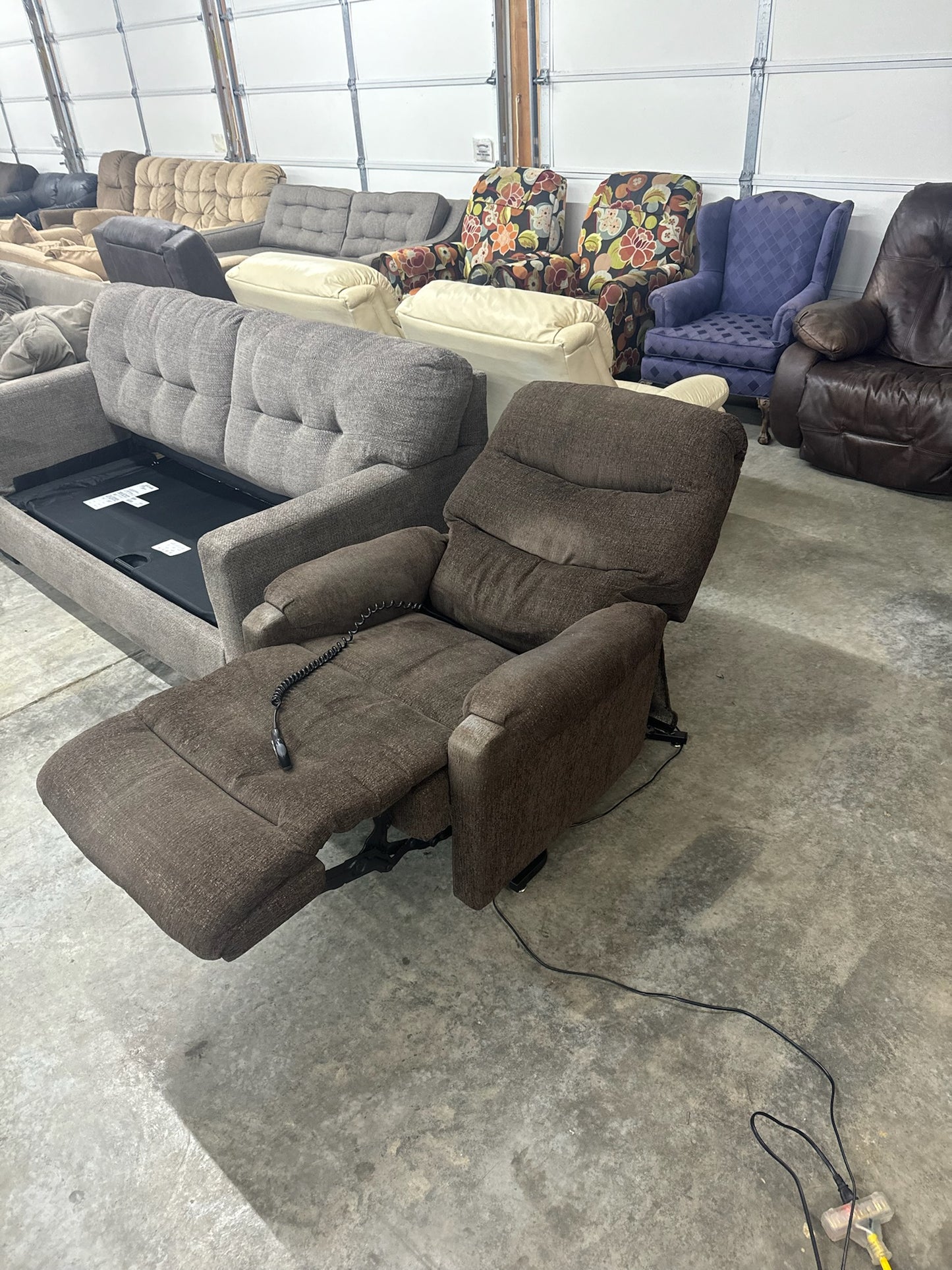 Zero Gravity Electric Reclining Chair (WE DELIVER)