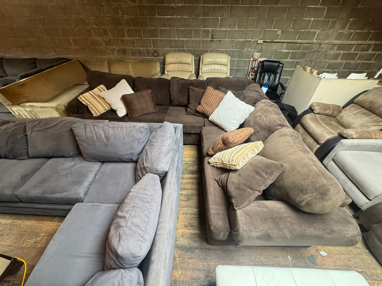 Sectional Couch (DELIVER OFFERED)