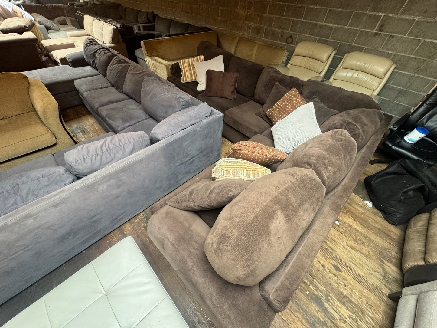 Sectional Couch (DELIVER OFFERED)