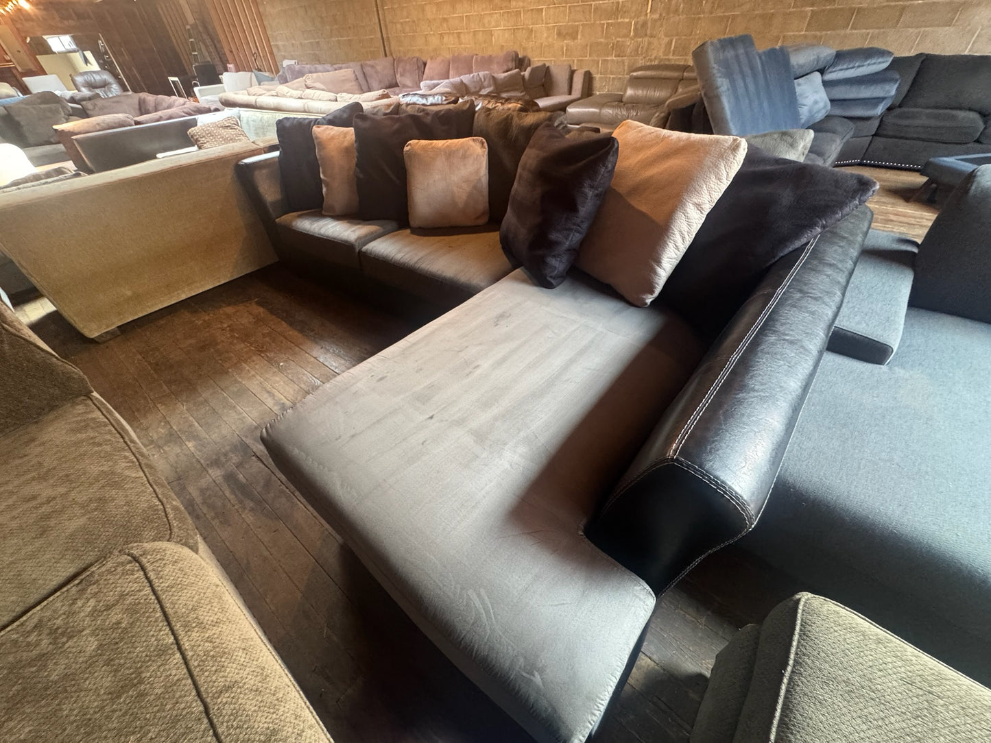 Sectional Couch (DELIVER OFFERED)