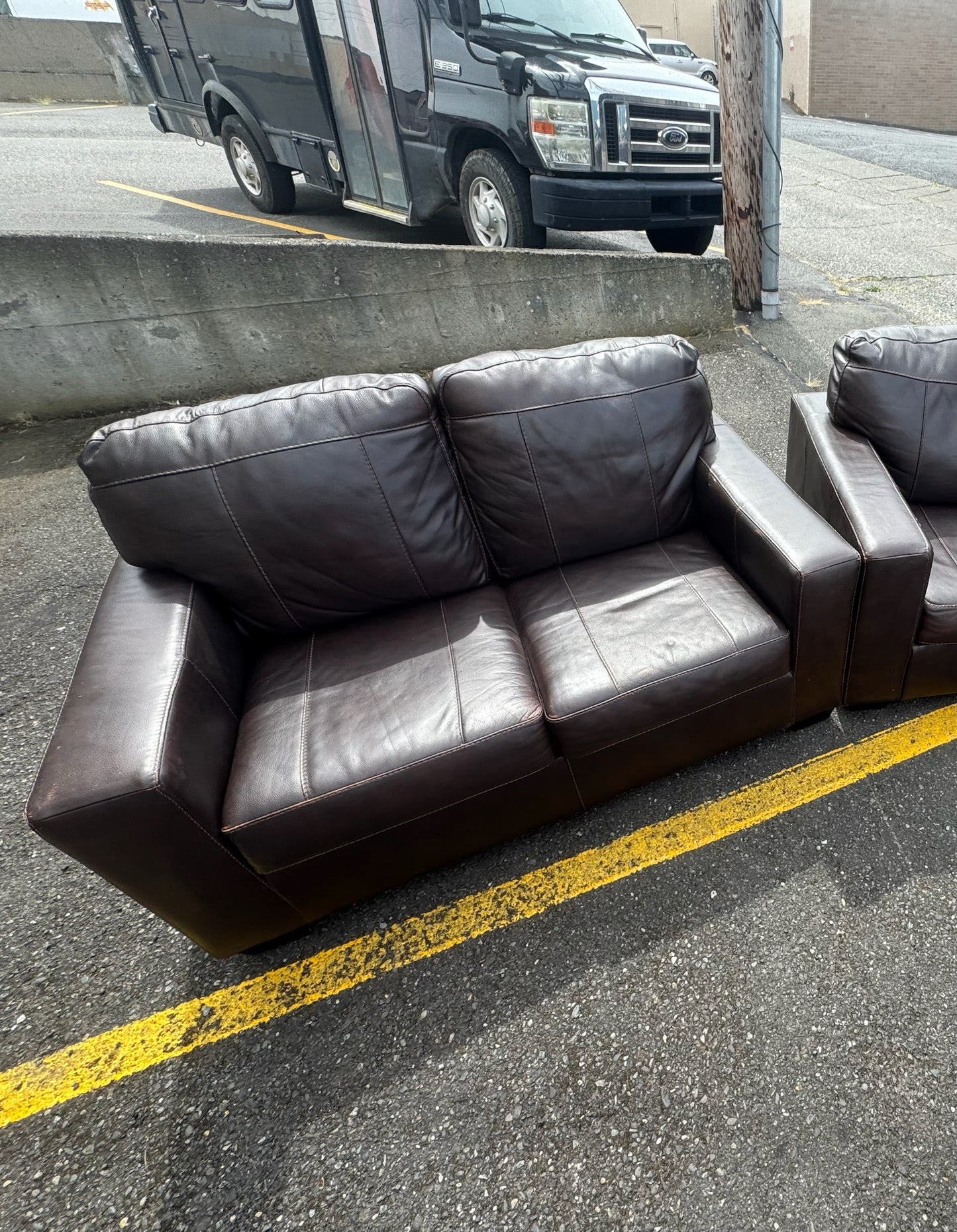 Couch (DELIVER OFFERED)