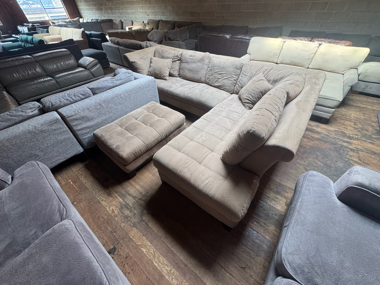 Sectional Couch (DELIVER OFFERED)