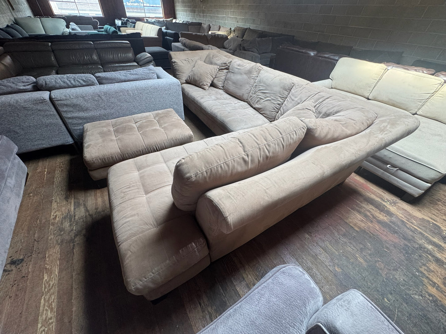 Sectional Couch (DELIVER OFFERED)