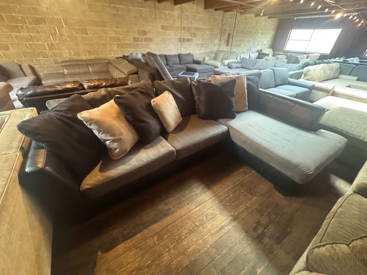 Sectional Couch (DELIVER OFFERED)